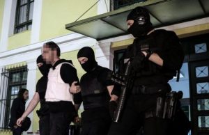 Επαναστατική Αυτοάμυνα: Πέντε χρόνια δράσης με ριπές από το καλάσνικοφ “σφραγίδα” της οργάνωσης