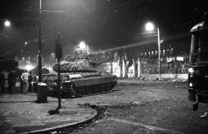 «Ήθελα να τους φάω, τους έβλεπα σαν παράσιτα»: Η αιματοβαμμένη ιστορία του οδηγού του τανκ που εισέβαλε στο Πολυτεχνείο