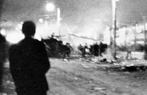 Πολυτεχνείο: Τα έξι καρέ του Αριστοτέλη Σαρρηκώστα που “αιχμαλώτισαν” τη χούντα