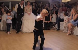 Το απίστευτο ζεϊμπέκικο ενός 8χρονου στο γάμο της αδερφής του στη Γλυφάδα (vid)