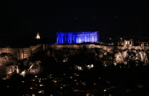 Στα «μπλε» η Ακρόπολη για τα Δικαιώματα του Παιδιού – Εντυπωσιακές εικόνες