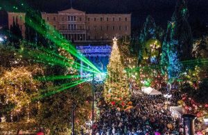 Άναψε το Χριστουγεννιάτικο δέντρο της Αθήνας στο Σύνταγμα