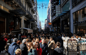 Εορταστικό ωράριο: Ανοιχτά και την Κυριακή τα μαγαζιά – Ώρες λειτουργίας ως την Πρωτοχρονιά