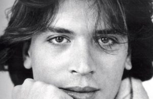 Billy Bo: Ο θρύλος της ελληνικής μόδας και ένα από τα πρώτα θύματα του AIDS μέσα από την αφήγηση του Μάκη Τσέλιου