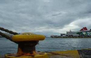 Πλοίο με 103 επιβάτες παρουσίασε μηχανική βλάβη | Επιστρέφει εσπευσμένα στον Πειραιά