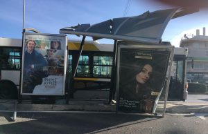 Λεωφορείο έπεσε πάνω σε στάση που περίμεναν δεκάδες πολίτες στην Γλυφάδα