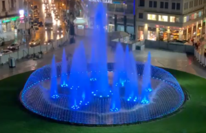 Το συντριβάνι της Ομόνοιας σε πλήρη λειτουργία