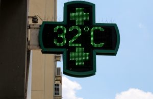 Άφαντα τα αντισηπτικά; Τα φαρμακεία δίνουν λύση – Τι ισχύει με τα… χειροποίητα