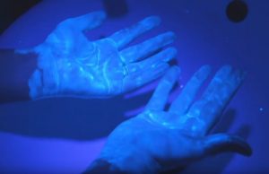 Πώς ο κορονοϊός εξαϋλώνεται τρίβοντας 20” με σαπούνι και νερό – Τρομερή εικόνα με υπεριώδες φως