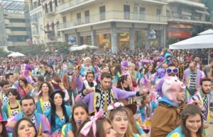 Πάτρα: Ετοιμάζονται για παρέλαση το μεσημέρι οι χιλιάδες καρναβαλιστές