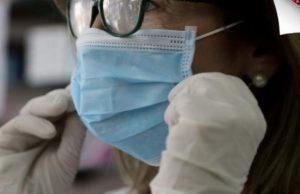 Έφτιαξε 600 χειρουργικές μάσκες και τις πρόσφερε στο νοσοκομείο Γρεβενών