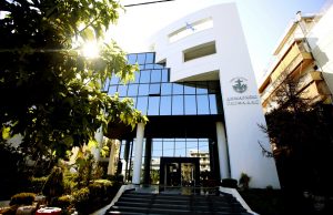 Η Γλυφάδα τιμά τους ήρωες με τις λευκές μπλούζες που δίνουν νυχθημερόν τη μάχη κατά του κορονοϊού.