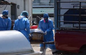 Ισημερινός: Σε γιγάντια ψυχόμενα κοντέινερ τα θύματα του κορονοϊού