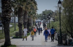 Απαγόρευση κυκλοφορίας: Γέμισε ο Φλοίσβος από… περιπατητές – Δείτε εικόνες