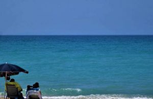 Κορονοϊός: Πόσο επικίνδυνο είναι το μπάνιο στη θάλασσα – Τί θα κάνουμε το καλοκαίρι στις παραλίες;