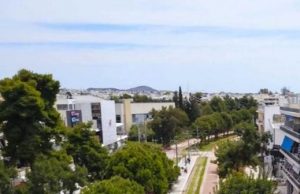 Γενική καθαριότητα στο εμπορικό κέντρο της Γλυφάδας.