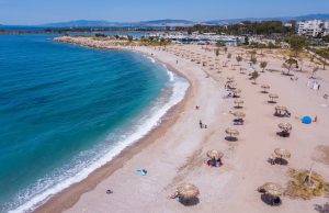 Η νέα παραλία Γλυφάδας είναι σαν κέντημα στην άμμο!