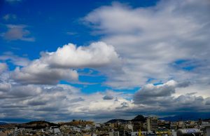 Χαλάει ο καιρός από το μεσημέρι: Βροχές, καταιγίδες και χαλάζι