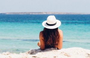 Κολλάει ο ιός από την άμμο και το νερό της θάλασσας; Οι ειδικοί απαντούν!