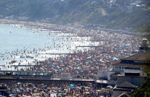 Κορωνοϊός: Εικόνες πρωτοφανούς κοσμοσυρροής σε παραλία της Βρετανίας