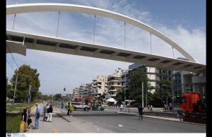 Τοποθετήθηκε η νέα πεζογέφυρα στην Ποσειδώνος
