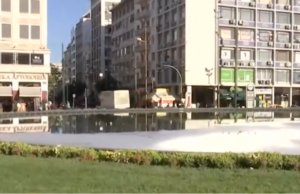 Το συντριβάνι της Ομόνοιας γέμισε… σαπουνάδες