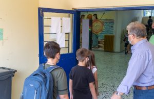 Εκπαιδευτικός στο 5ο δημοτικό σχολείο της Γλυφάδας διαγνώστηκε με κορονοϊό.