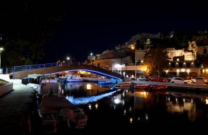 Τοποθέτηση φωτιστικών LED στα δύο γεφυράκια που βρίσκονται στην Ακτή Δηλαβέρη.