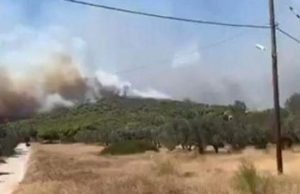 Φωτιά στην Κερατέα: Εκκενώνονται Ανάβυσσος, Παλαιά Φώκαια και πολλοί μικροί οικισμοί