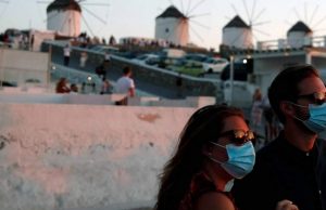 «Πυρκαγιά έτοιμη να φουντώσει» ο κορονοϊός – Οι τρεις λόγοι που προκαλούν ανησυχία