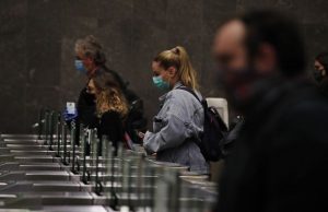 Τα νέα μέτρα στην Αττική: Μάσκες σε δουλειές και πλατείες – Κλείνουν για 14 μέρες τα κέντρα διασκέδασης