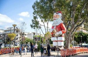 Ο τεράστιος Αγιος Βασίλης της Γλυφάδας έβγαλε την μάσκα του.