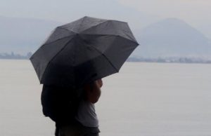 Καιρός: Βγάλτε τα μπουφάν το Σαββατοκύριακο – Δυνατοί βοριάδες και βροχές σήμερα