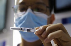 Εμβολιασμός – Κορονοϊός: Πολιτικοί, υγειονομικοί και μητροπολίτης οι πρώτοι στη λίστα