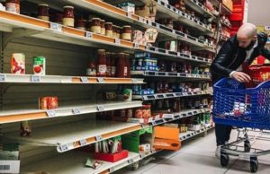 Αδειάζουν τα ράφια των σούπερ μάρκετ στη Βρετανία, φόβοι για χάος στη τροφοδοσία