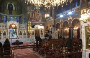 Θεοφάνεια- Γλυφάδα: Με αποστάσεις οι πιστοί μέσα στις εκκλησίες, μικρός συνωστισμός για τον Αγιασμό απ’ έξω