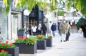 Άνοιξαν τα μαγαζιά, ζωντάνεψε ξανά η αγορά της Γλυφάδας