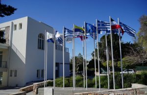 Τα λάβαρα της Επανάστασης του ’21 κυματίζουν στη Γλυφάδα