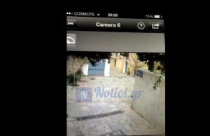 Ιερέας ψαρέυει νεαρό στην Πλάκα