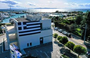 Στολισμένα τα δύο Δημαρχεία της Γλυφάδας για τον εορτασμό του 1821