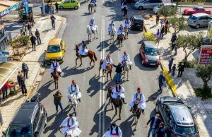 Εικοσιένας έφιπποι με λάβαρα, παραδοσιακές φορεσιές και τραγούδια στους δρόμους της Γλυφάδας