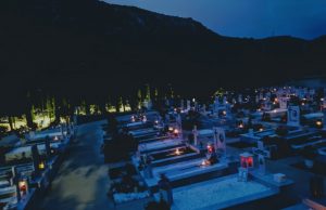 Αναμμένα όλα τα καντηλάκια στα Κοιμητήρια της Γλυφάδας