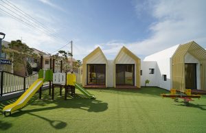 Ένα υπερσύγχρονο νηπιαγωγείο-κόσμημα για τα παιδιά της Γλυφάδας κατασκευάστηκε εν μέσω πανδημίας στην Ευρυάλη