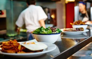 Η εστίαση… «πέτυχε», ακολουθούν σχολεία, τουρισμός, μετακινήσεις – Οι σκέψεις για αλλαγή στην απαγόρευση κυκλοφορίας