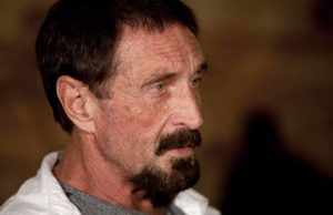 Πέθανε ο Τζον ΜακΆφι – Βρέθηκε νεκρός στο κελί του