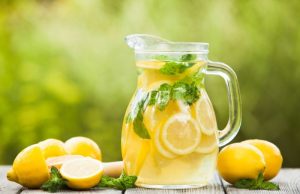 Βοηθάει το νερό με λεμόνι στην καύση λίπους; Τι λένε οι επιστήμονες