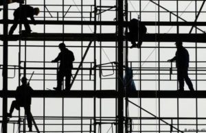 Αναζητούνται 280.000 εργατικά χέρια σε κατασκευές, τουρισμό και εστίαση