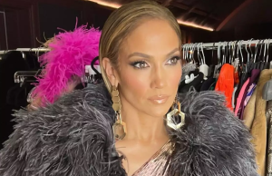 Jennifer Lopez: Αποχωρίστηκε τον αγαπημένο της όγκο στα μαλλιά χάρη ενός sleek, 70’s look