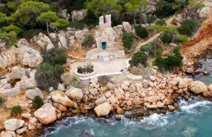 Tο “μυστικό” ξωκλήσι της Βουλιαγμένης