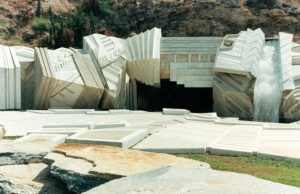 Γλυπτό θέατρο Αιξωνής: Το εγκαταλελειμμένο αρχιτεκτονικό στολίδι που κοσμεί τους πρόποδες του Υμηττού